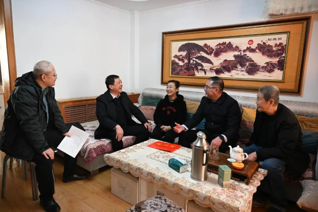 心系勞模 情暖職工|市總工會領導走訪慰問煙臺公交困難勞模